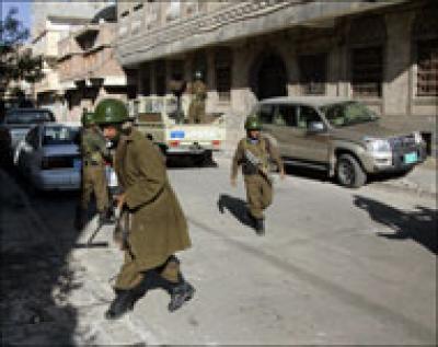 لحج نيوز - قتلت قوات الأمن اليمنية مسلحين اثنين وأصابت ثالثا يعتقد أنهم من عناصر تنظيم القاعدة في اشتباك بالعاصمة صنعاء، وفق ما ذكرت وكالة الأنباء اليمنية الرسمية (سبأ).

وأوضحت الوكالة أن عنصرا رابعا في الخلية لاذ بالفرار دون أن تعطي مزيدا من التفاصيل.
