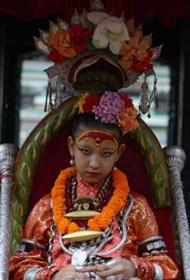 لحج نيوز - فتاة تتحول لإله في نيبال لأن رموشها مثل البقرة