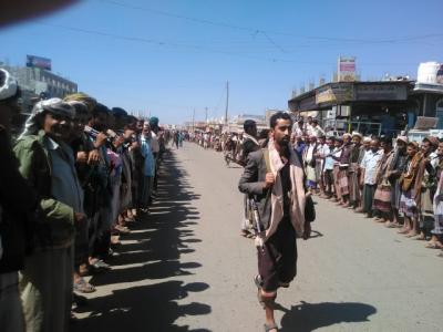 اليمن تعز:وقفة احتجاجية لإبناء مديرية ماوية تنديدا بمجزرة الصالة الكبرى و تجديد دعمهم للبنك المركزي 