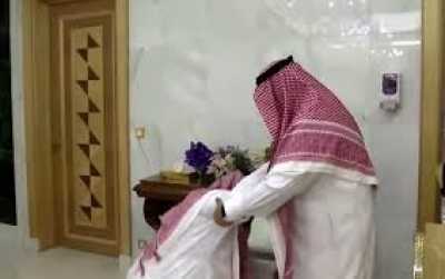 بالفيديو .. شاهد محمد بن سلمان بعد اقالة محمد بن نايف يقبل يديه ويبرك بين رجليه؟! 