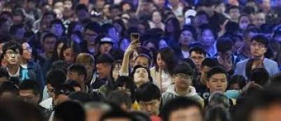 لحج نيوز - تتطلع الصين لتصبح أكبر قاعدة عالمية لصناعة شاشات العرض حيث تتدفق الأموال إلى خطوط التجميع لدعم هذه الصناعة . 
